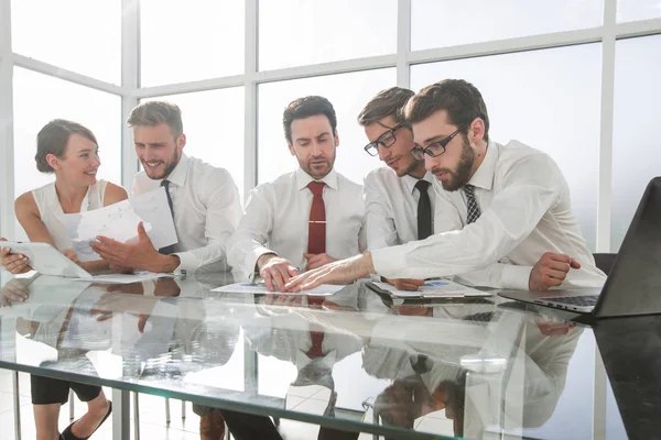 Équipe d'affaires travaille dans un bureau moderne — Photo