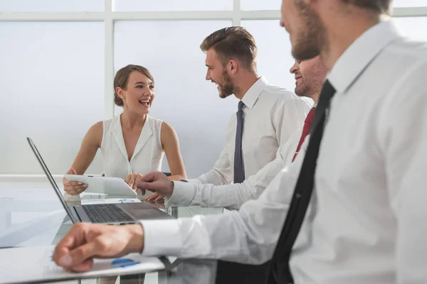 Unga företagsteam diskuterar idéer för ett nytt projekt — Stockfoto