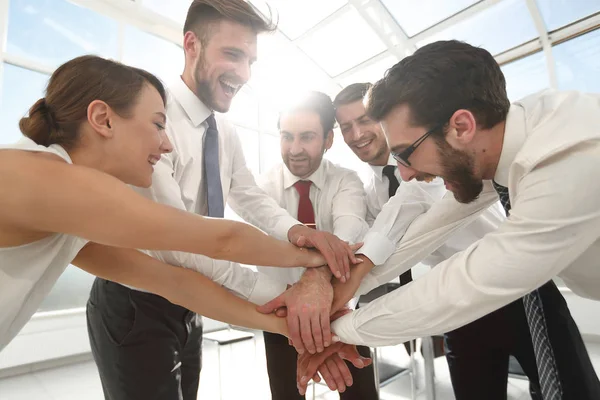 Бизнес-команда связывает друг другу руки — стоковое фото