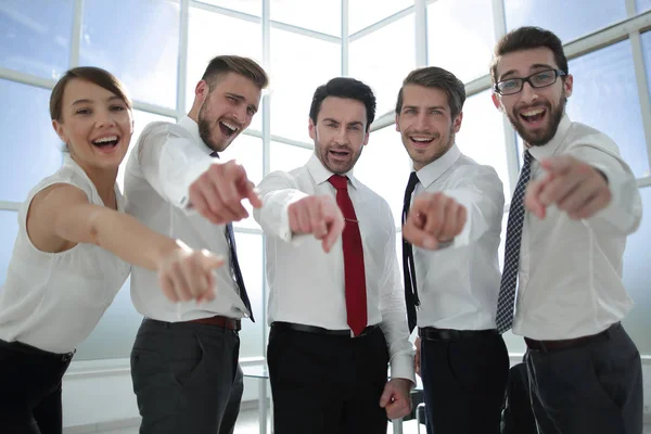 Succesvolle business team staande in het kantoor en wijzend op u — Stockfoto