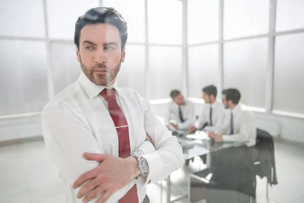 Homme d'affaires réfléchi debout dans le bureau — Photo