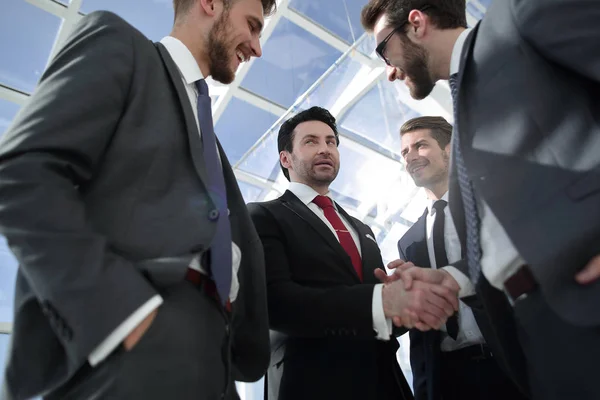 Stäng up.welcome och handslag av affärsmän — Stockfoto