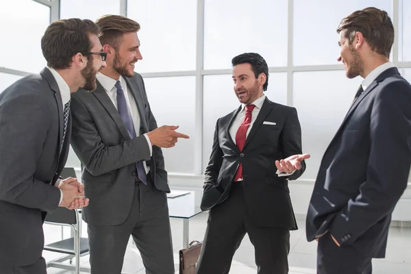 Equipo de negocios discutiendo temas de negocios — Foto de Stock