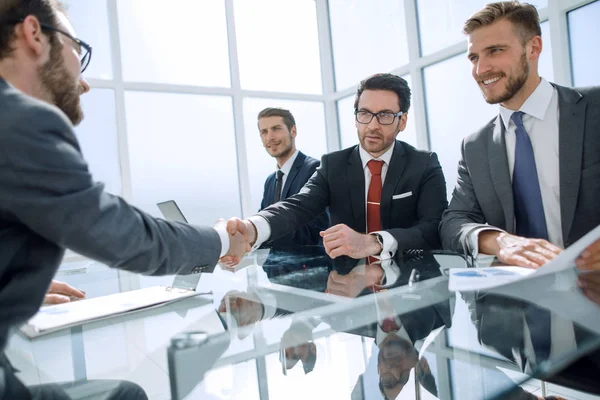 Stretta di mano di uomini d'affari a una riunione di lavoro — Foto Stock