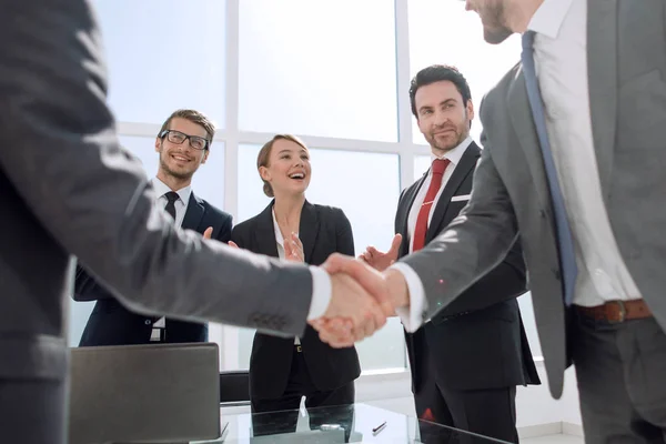 Handshake obchodní partneři stojící v kanceláři — Stock fotografie