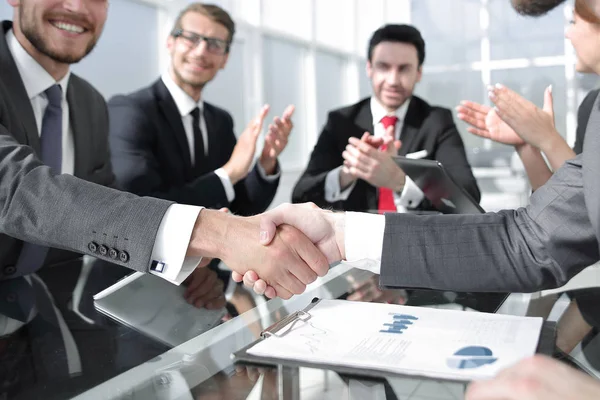 Handshake parceiros de negócios sobre a mesa — Fotografia de Stock