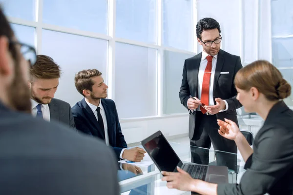 Geschäftsmann hält ein Briefing mit dem Business-Team ab — Stockfoto