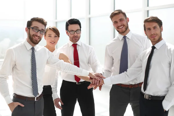 Exitoso equipo de negocios tomados de la mano — Foto de Stock