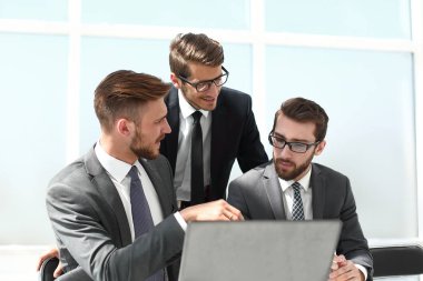 Grup iş adamları iş sorunları tartışıyor