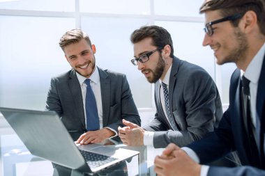 Yeni bilgi tartışırken çalışanlar