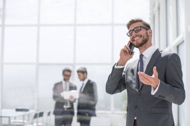 mutlu işadamı cep telefonuna konuşuyor