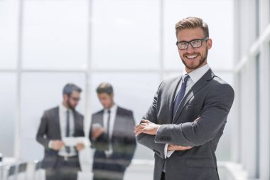 bulanık office arka plan üzerinde gülümseyen iş adamı