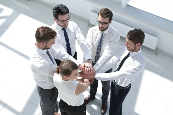 Equipe de negócios amigável com as mãos apertadas juntas . — Fotografia de Stock