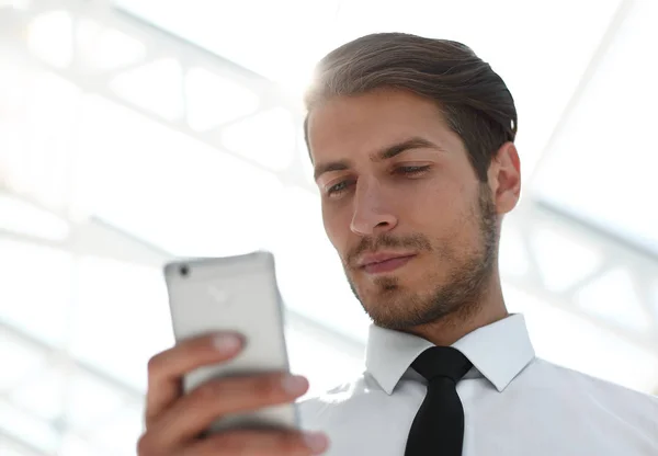 Close up.business man lisant un SMS sur le smartphone — Photo