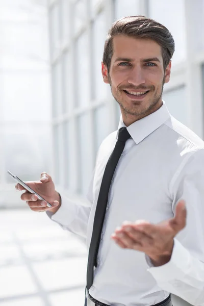 Close up. smiling businessman with smartphone — стоковое фото