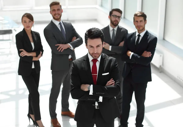 Serio uomo d'affari in piedi in ufficio — Foto Stock