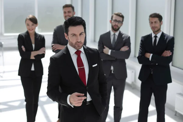 Homme d'affaires sérieux debout dans le bureau — Photo