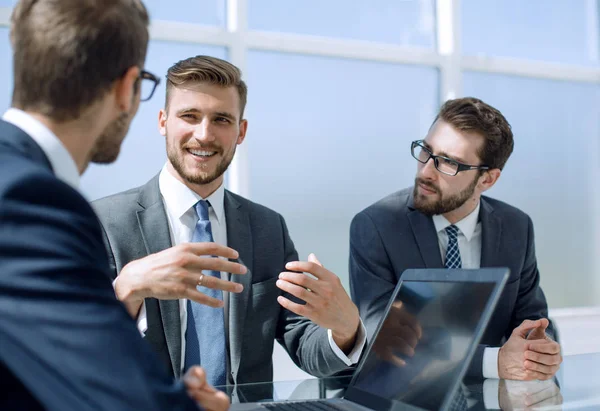 Up.business team bespreken van ideeën tijdens de bijeenkomst te sluiten — Stockfoto