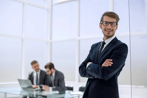 Lächelnder Geschäftsmann im Hintergrund der Bankfiliale — Stockfoto