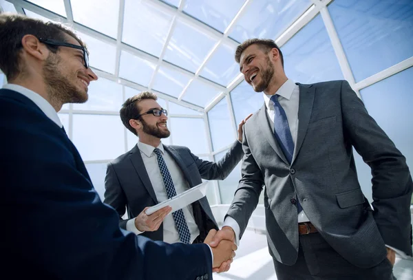 Handshake parceiros de negócios em um escritório moderno — Fotografia de Stock