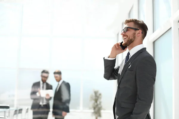 Handsome businessman talking on mobile phone — Stock Photo, Image