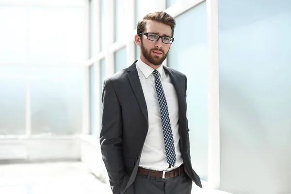 Επιτυχημένος επιχειρηματίας που στέκεται σε ένα φωτεινό γραφείο — Φωτογραφία Αρχείου