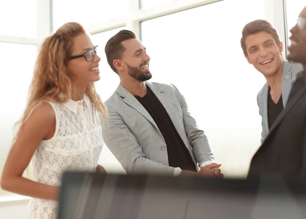 Sonriente equipo de negocios en un descanso de trabajo . — Foto de Stock