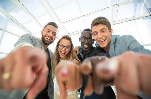 Equipo profesional de negocios apunta sus dedos hacia usted —  Fotos de Stock