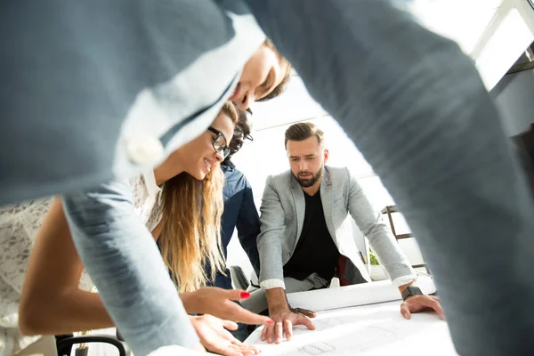 De cerca. equipo de diseño exitoso discutiendo un nuevo proyecto — Foto de Stock