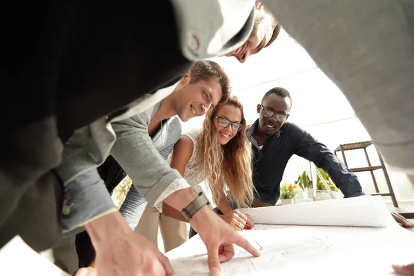 Architekten diskutieren Ideen für ein neues Projekt — Stockfoto