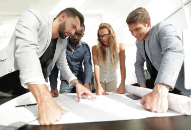 up.a grup yeni skeçler tartışırken Mimarlar kapatın