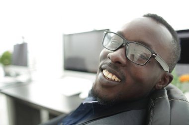 Kendine güvenen işadamı kameraya bakıyor.