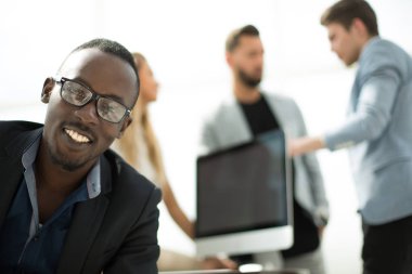 ofiste oturan bir işadamı hayal