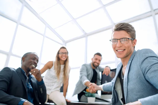 Handshake Gerente y cliente a la oficina . — Foto de Stock