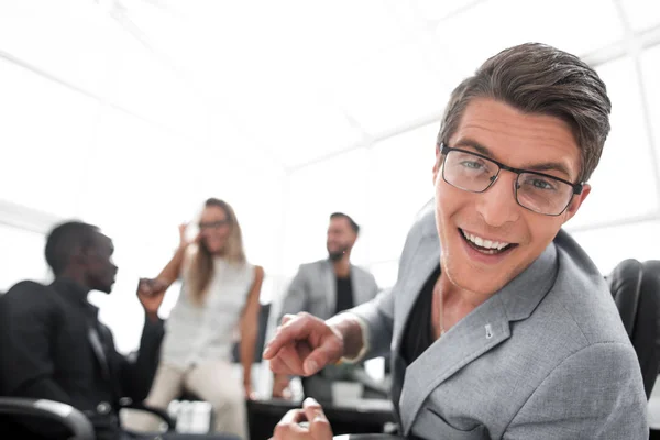 Jonge succesvolle zakenman op de achtergrond van office — Stockfoto