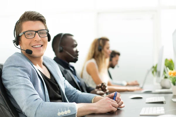 Im Vordergrund. Mitarbeiter-Call-Center im Büro. — Stockfoto