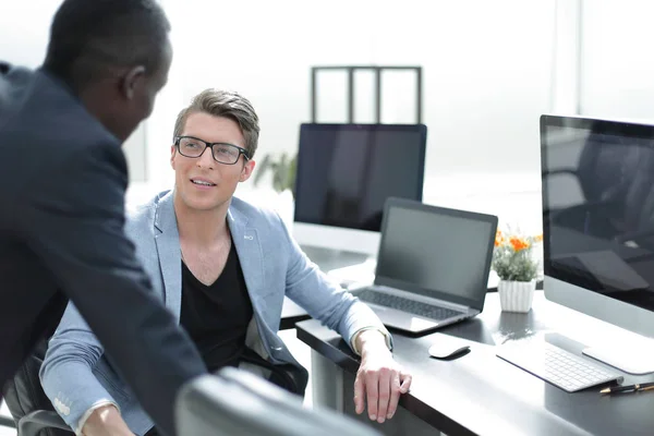 Colegas, hablando en el lugar de trabajo — Foto de Stock