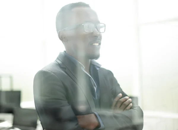 Úspěšný podnikatel se podívá oknem kanceláře — Stock fotografie