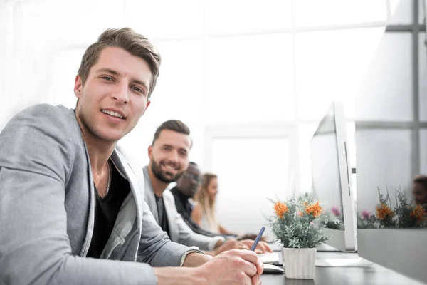 Grupo de personal profesional sentado en el escritorio — Foto de Stock