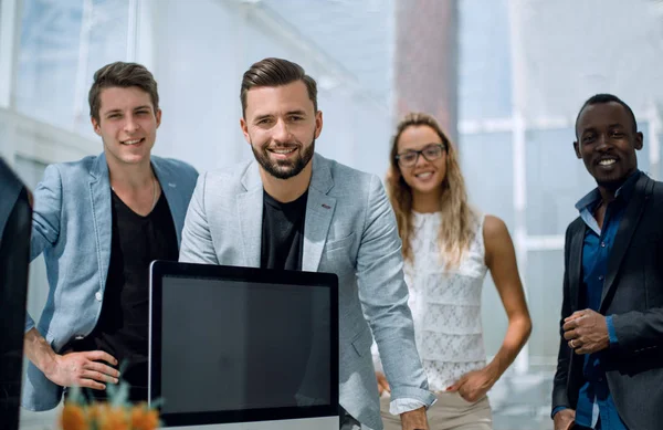Профессиональная бизнес-команда, стоящая в офисе — стоковое фото