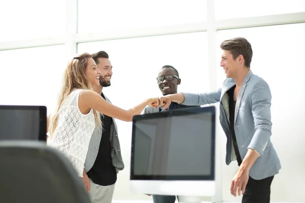 Vriendelijke business team in een modern kantoor — Stockfoto