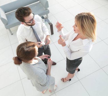 İş ekibi ofiste tartışıyor..