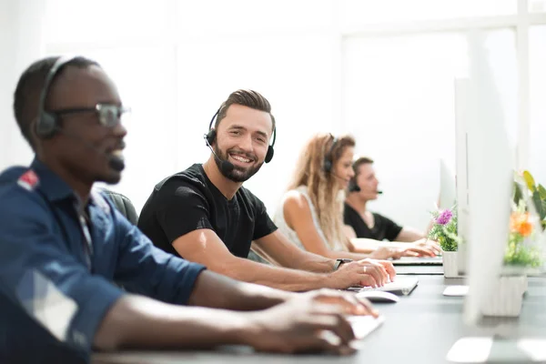 Employees of the business center in the workplace — Stock Photo, Image