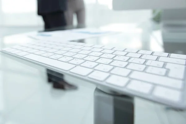 Close-up de um teclado de computador na área de trabalho . — Fotografia de Stock