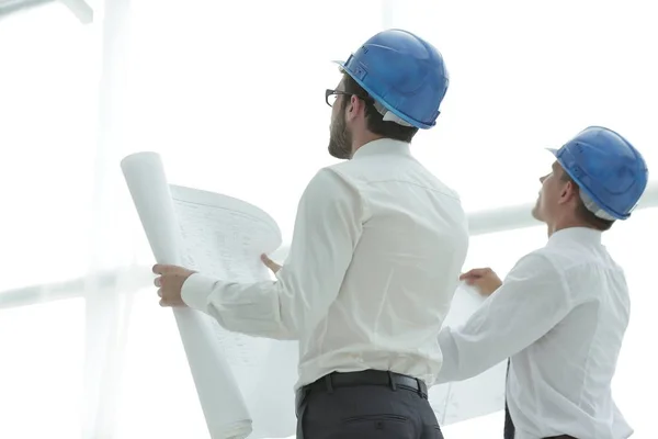 View.architect traseira e Construtor olhando para a tela em branco — Fotografia de Stock