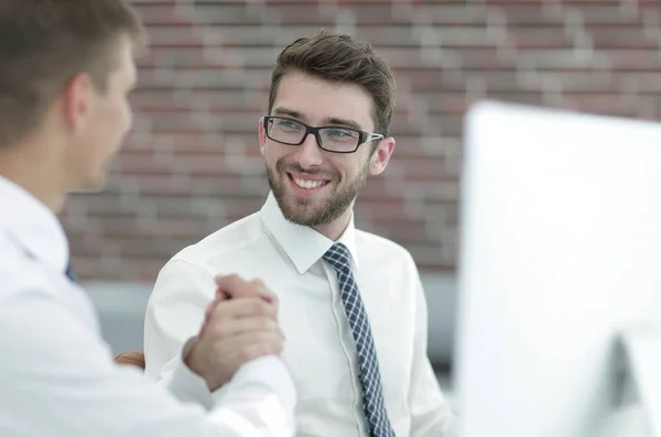 Apretón de manos de los empleados en el escritorio — Foto de Stock