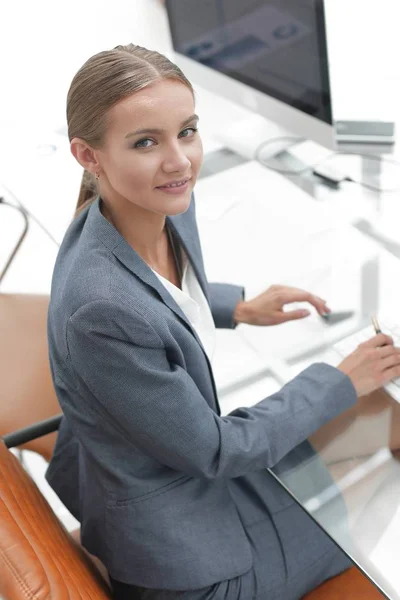 Vrouw geld Manager zittend op zijn werkplek — Stockfoto