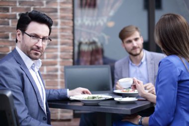 Kafe arka plan üzerinde modern iş adamı
