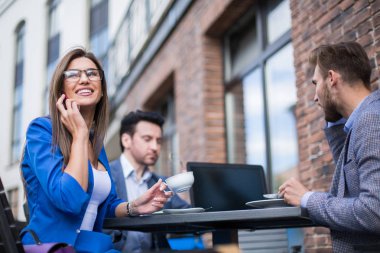 bir kafede bir masada oturan çalışanlar