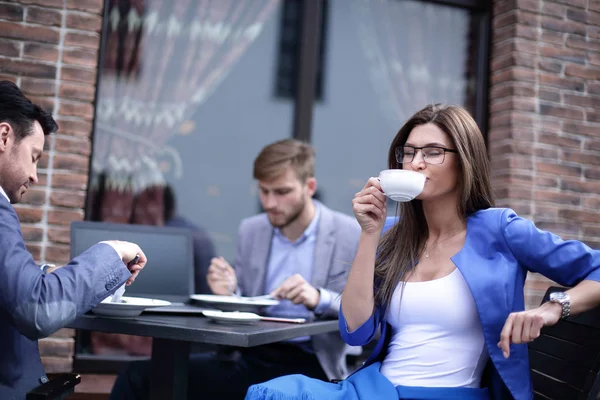 현대 비즈니스 여자 커피 테이블에 앉아 — 스톡 사진